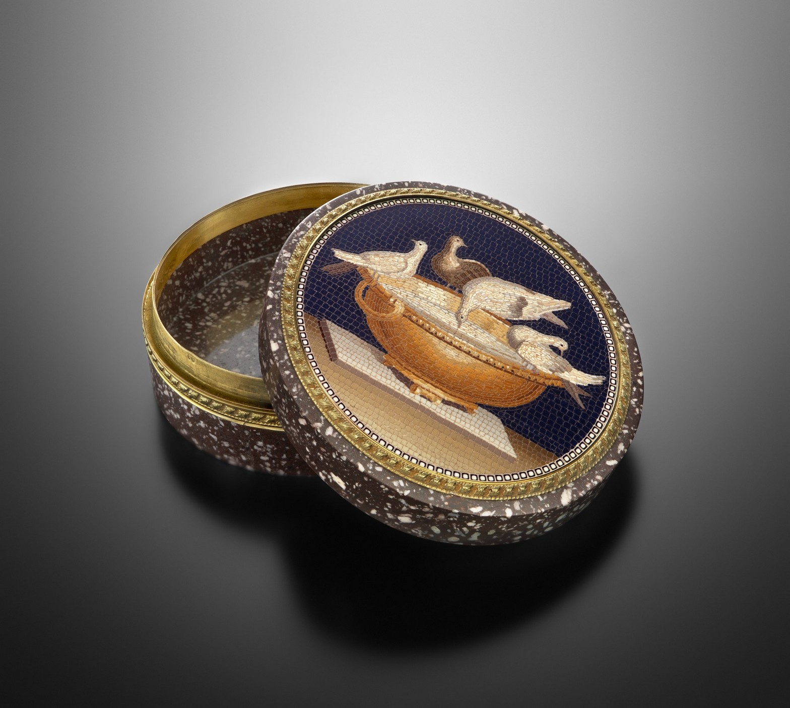 Scatola circolare con micromosaico delle Colombe di Plinio attribuito a Giacomo Raffaelli
