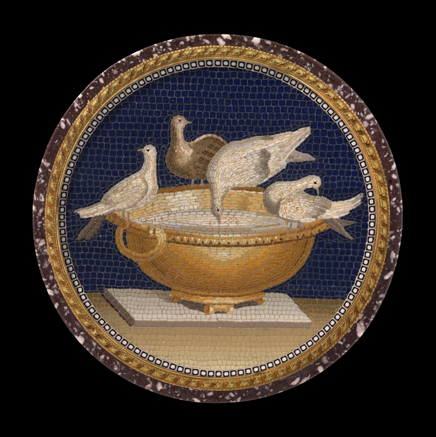 Dettaglio delle quattro colombe intorno a una vasca nel micromosaico della scatola attribuita a Raffaelli